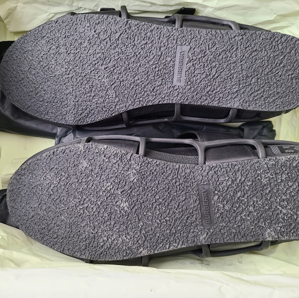 Burberry Caged Sneakers NIB - Picture 8 of 8